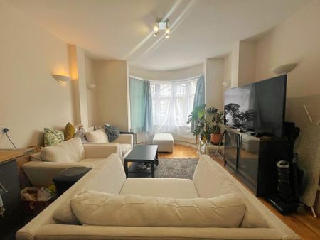 3 bedroom flat to rent - Photo 2