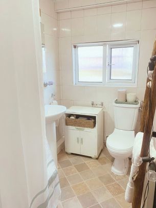 2 Bed Flat, Holland Park Avenue, W11 - Photo 1