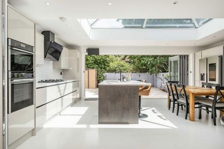 6 bedroom detached house to rent - Photo 4