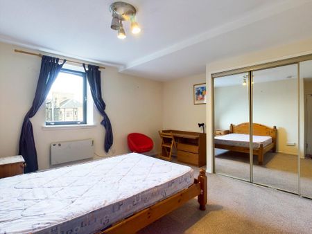 3 bedroom flat to rent - Photo 4