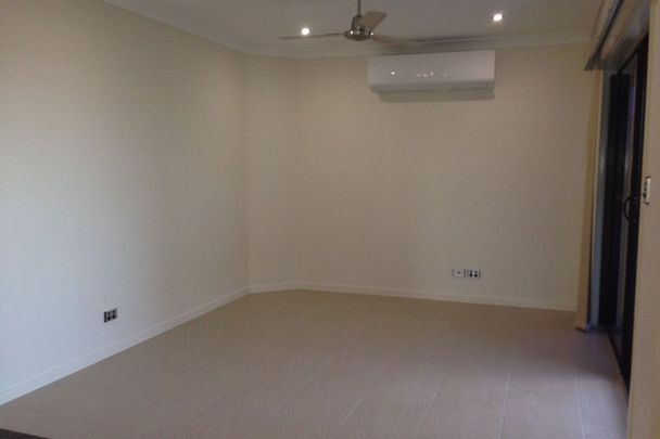 16 Sunburst Street, Mount Low. - Photo 1