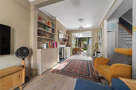 Beautifully presented four bedroom house a quiet residential street. - Photo 4