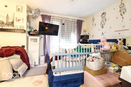 4 bedroom end of terrace house to rent - Photo 3