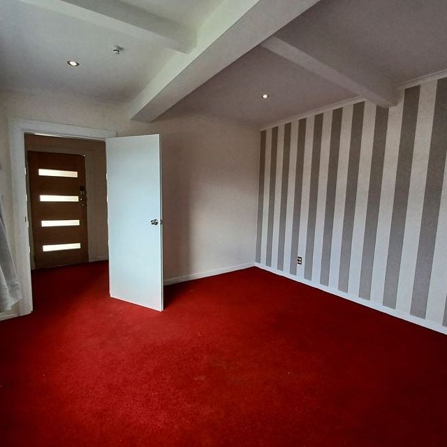 2-Bedroom Apartment in Kilbirnie - Photo 1