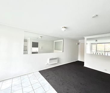 Refreshed and spacious one bedroom apartment - Photo 2