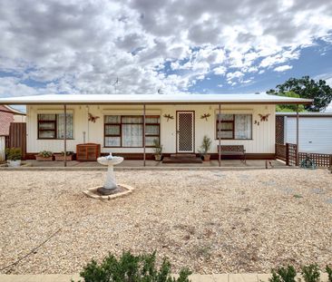Three Bedroom Home With Versatile Floor Plan - Photo 6