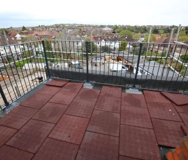 3 bedroom flat to rent - Photo 3