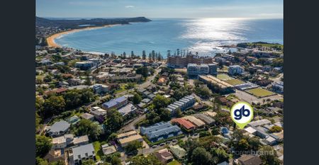 Three Bedroom House in Prime Location! - Photo 3