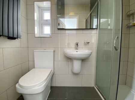 1 bedroom in a house share to rent - Photo 4