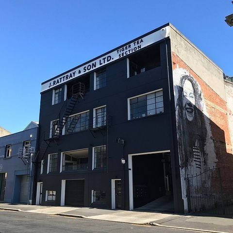 Warehouse Precinct Living: Modern 3-Bedroom Apart - Photo 1
