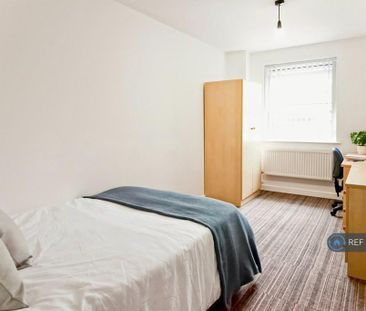 4 bedroom flat to rent - Photo 2