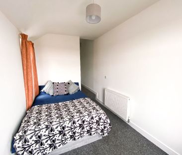 Room 4, 7 Coronation Road - Photo 4