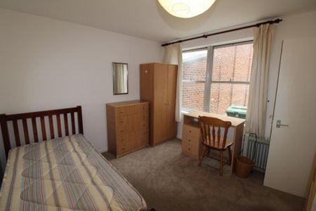 4 bedroom semi-detached house to rent - Photo 5