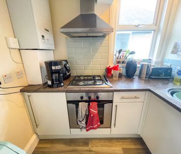 1 Bedroom Flat To Rent in Charminster - £915 pcm Tenancy Info - Photo 2