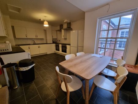 8 Bed Student Accommodation - Photo 2