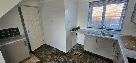 3 bedroom semi-detached house to rent - Photo 5