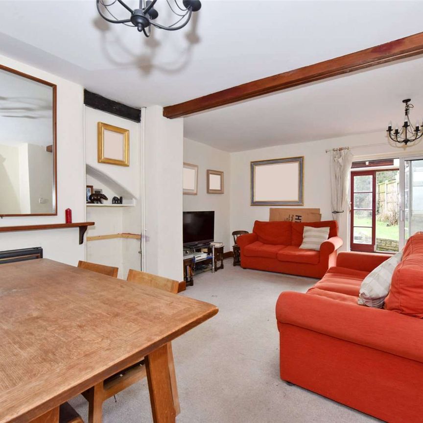 A spacious three bedroom end of terrace cottage, located in Cookham village with off street parking. - Photo 1