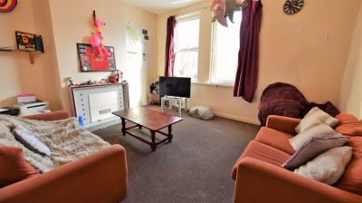 2 bedroom Flat in Brudenell Grove, Leeds - Photo 2