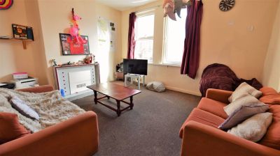 2 bedroom Flat in Brudenell Grove, Leeds - Photo 3