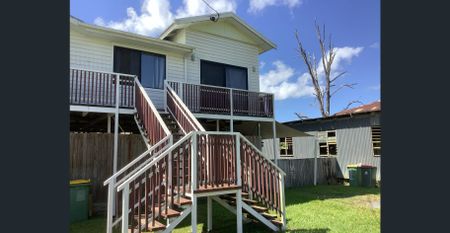 Charming 2 Bedroom Duplex - Photo 4