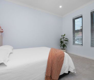 Charming 3 bedroom home 5 minute walk to Sydenham Metro/Train Stations - Photo 3