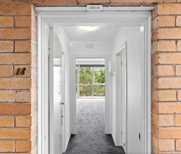 Light-Filled 1 Bedroom Apartment in Prime Armadale Location - Photo 5