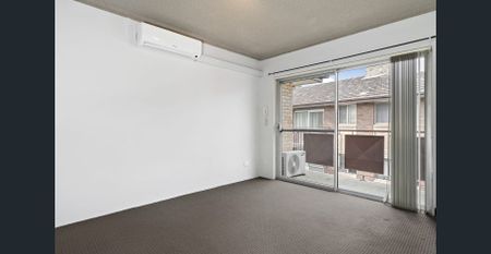 One bedroom unit close to all your needs! - Photo 2