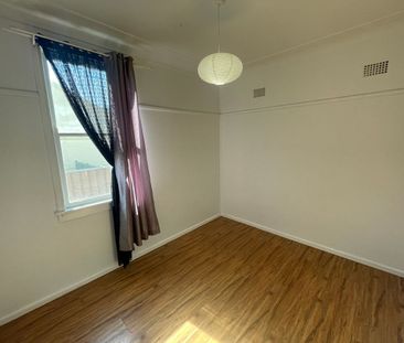 Three Bedroom Family Home - Photo 3