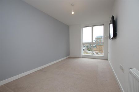 3 bedroom Apartment to let - Photo 5