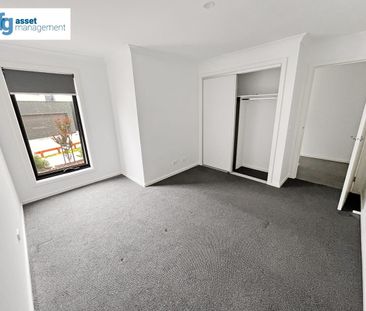 Modern & Spacious Three-Bedroom Townhouse in Prime Location! - Photo 2