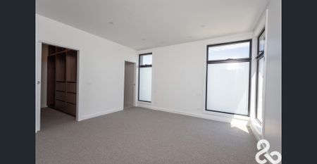 Stunning As New 3-Bedroom Townhouse - Luxury Living at Its Best! - Photo 4