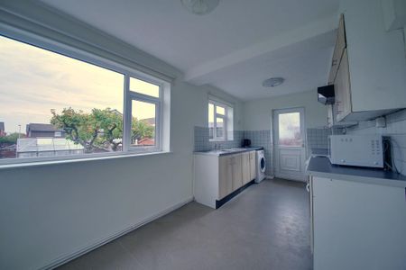 3 bedroom semi-detached house to rent - Photo 3