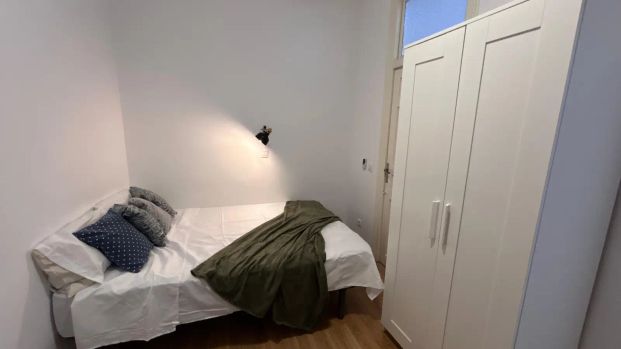 Room in a shared 6-bedroom apartment for rent in Embajadores, all bills included - Foto 1
