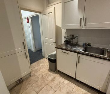 Room in a Shared Flat, Clubhouse, NW10 - Photo 5