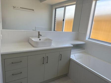 4 Lauren Court, Richmond QLD 4740 - House For Rent - $800 | Domain - Photo 5