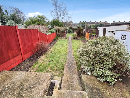 Benhurst Avenue, Hornchurch, RM12 - Photo 5