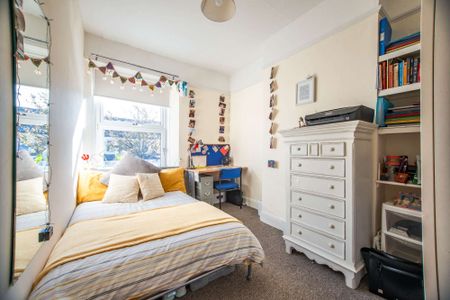 A stylish six bed property in a prime location. - Photo 4