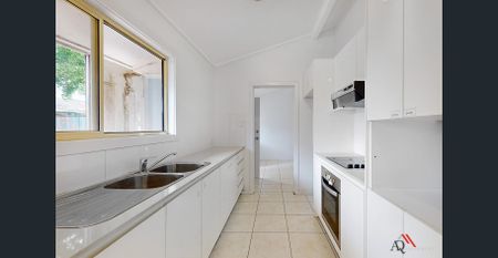 THREE BEDROOM HOUSE WITH SPACIOUS BACKYARD - Photo 4