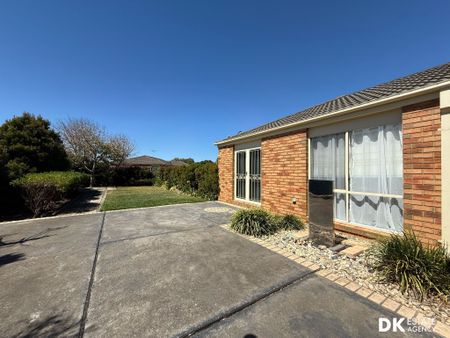 Spacious and charming 4 bedrooms house in Werribee - Photo 4