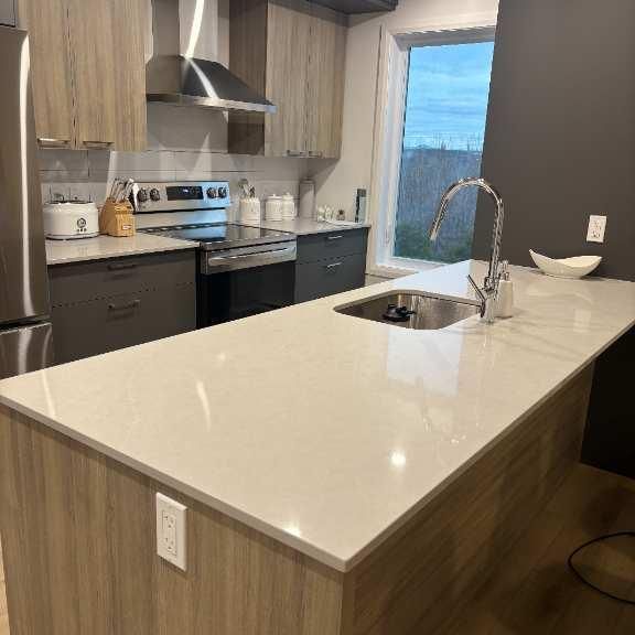 ✨ 3 ½ moderne, dernier étage, très lumineux – Wi-Fi & stationnement intérieur inclus ! - Photo 1