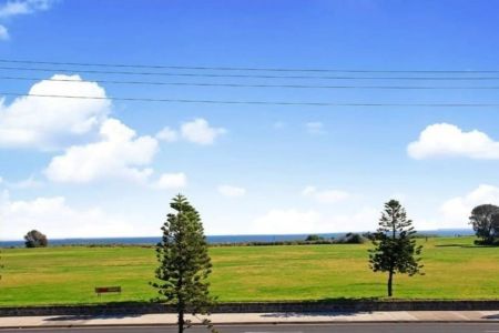 'ORAMA' – LARGE BEACHFRONT * BAY VIEWS * LOCK UP GARAGE! - Photo 5