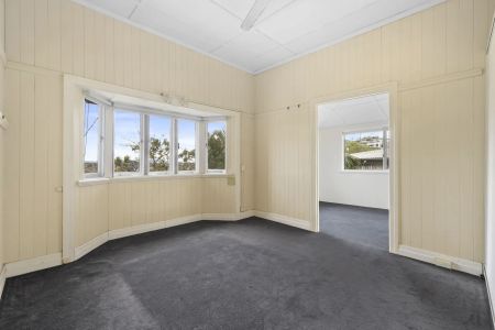 3 bedroom home with sleepout and large yard in perfect location - Photo 4