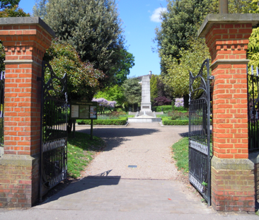 The Warren, Aldershot, Hampshire, GU11 - Photo 1