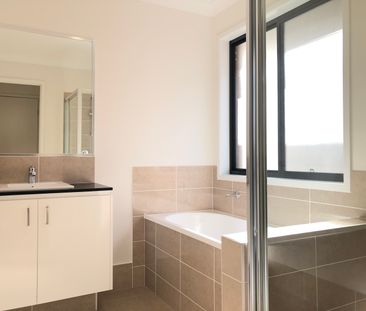 19 Brightstar Street, Ormeau QLD 4208 - House For Rent | Domain - Photo 5