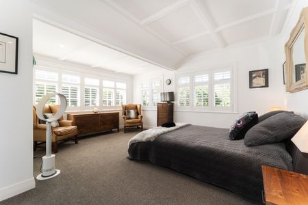 Luxurious Fully Furnished Home with Pool and Gym in Prime Epsom Location - Photo 4