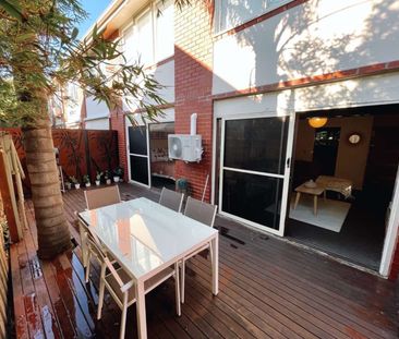 SPACIOUS AND BRIGHT TWO BEDROOM APARTMENT - Photo 2