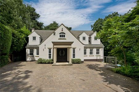 A stunning five bedroom family home on an acre garden, set within Lightwater Country Park. - Photo 3