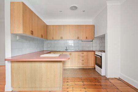 Charming home in desirable location - Photo 5