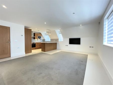 Maisonette to rent with 2 bedrooms, Queens Court, Walton On The Hill - Photo 5