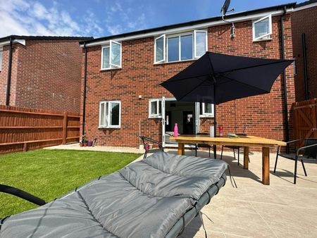 Ground floor maisonette to rent on - Photo 5